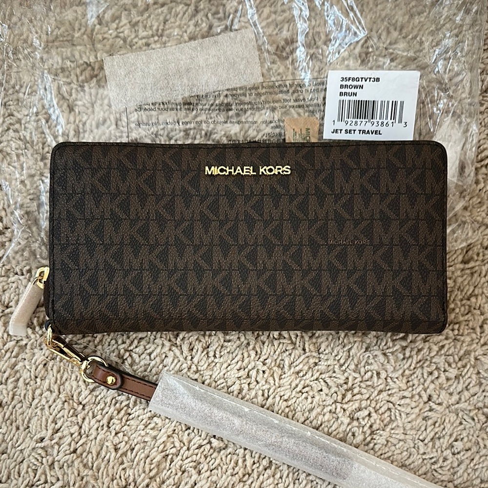 NWT Michael Kors Jet Set Travel Wallet/Wristlet with Gold Logo